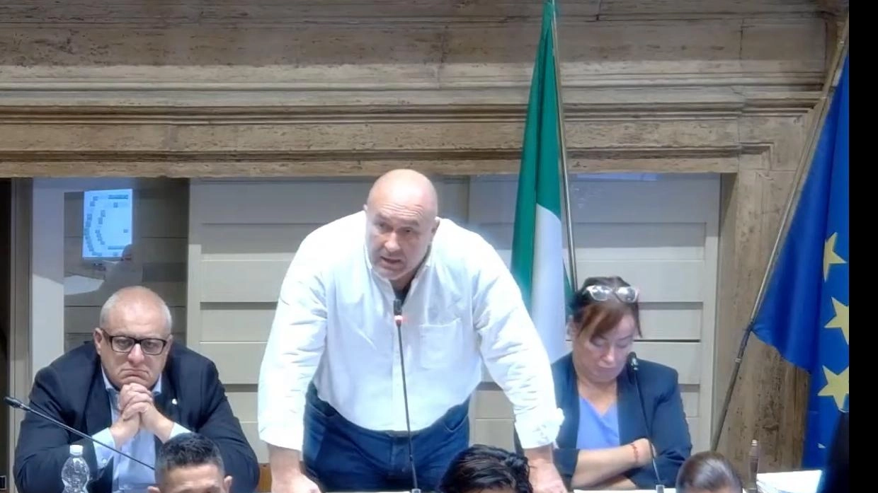 Il sindaco Stefano Bandecchi, così. in Consiglio comunale sul nuovo regolamento Il sindaco Stefano Bandecchi, così. in Consiglio comunale sul nuovo regolamento