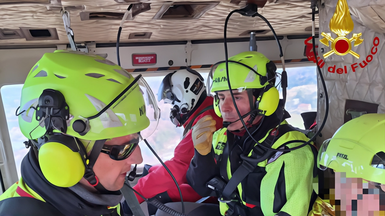 Il bambino a bordo dell’elicottero dei vigili del fuoco dopo il salvataggio Il bambino a bordo dell’elicottero dei vigili del fuoco dopo il salvataggio