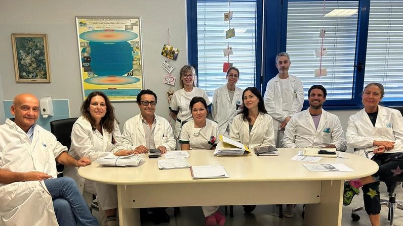 Duilio Francesconi dirige il reparto di senologia dell’ospedale Versilia Il primo da sinistra. insieme alla sua equipe altamente specializzata Duilio Francesconi dirige il reparto di senologia dell’ospedale Versilia Il primo da sinistra. insieme alla sua equipe altamente specializzata