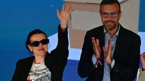 La Rappresentante di Lista, la viareggina Veronica Lucchesi,. al Teatro del Maggio Fiorentino, ha esibito la t-shirt con la scritta «Il Monte Altissimo non è in vendita» La Rappresentante di Lista, la viareggina Veronica Lucchesi,. al Teatro del Maggio Fiorentino, ha esibito la t-shirt con la scritta «Il Monte Altissimo non è in vendita»