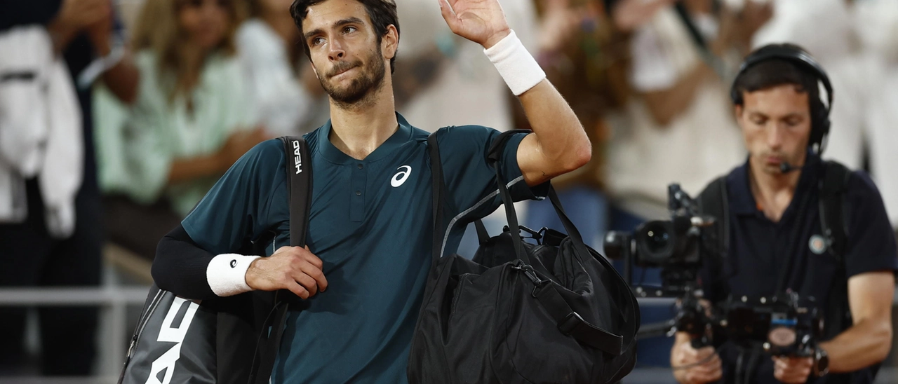 Amarezza Musetti, costretto al ritiro al Roland Garros. In finale va Alcaraz
