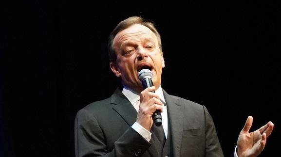 Omaggio a “The Voice“ sul palco del Teatro Lyrick. Stasera alle 21.15, per la stagione “Edizione straordinaria”, Gianluca Guidi (nella... Omaggio a “The Voice“ sul palco del Teatro Lyrick. Stasera alle 21.15, per la stagione “Edizione straordinaria”, Gianluca Guidi (nella...