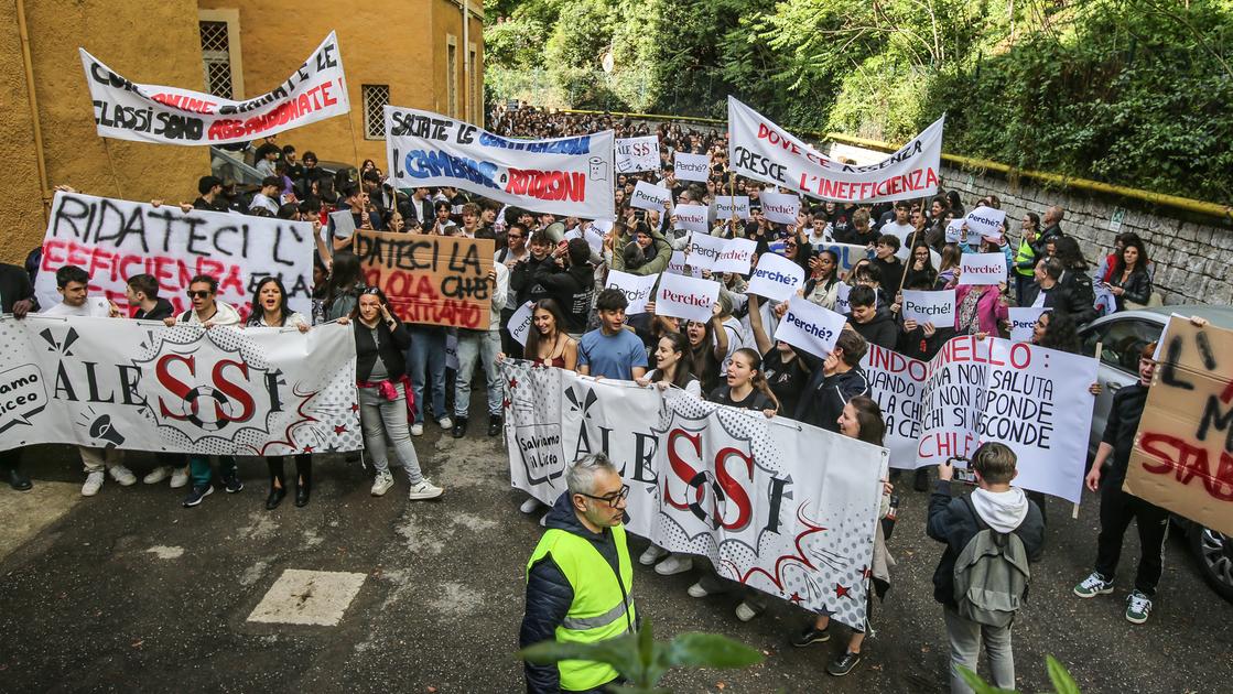 Proteste al liceo, la preside si difende: “Sono vittima di enormi falsità” Proteste al liceo, la preside si difende: “Sono vittima di enormi falsità”