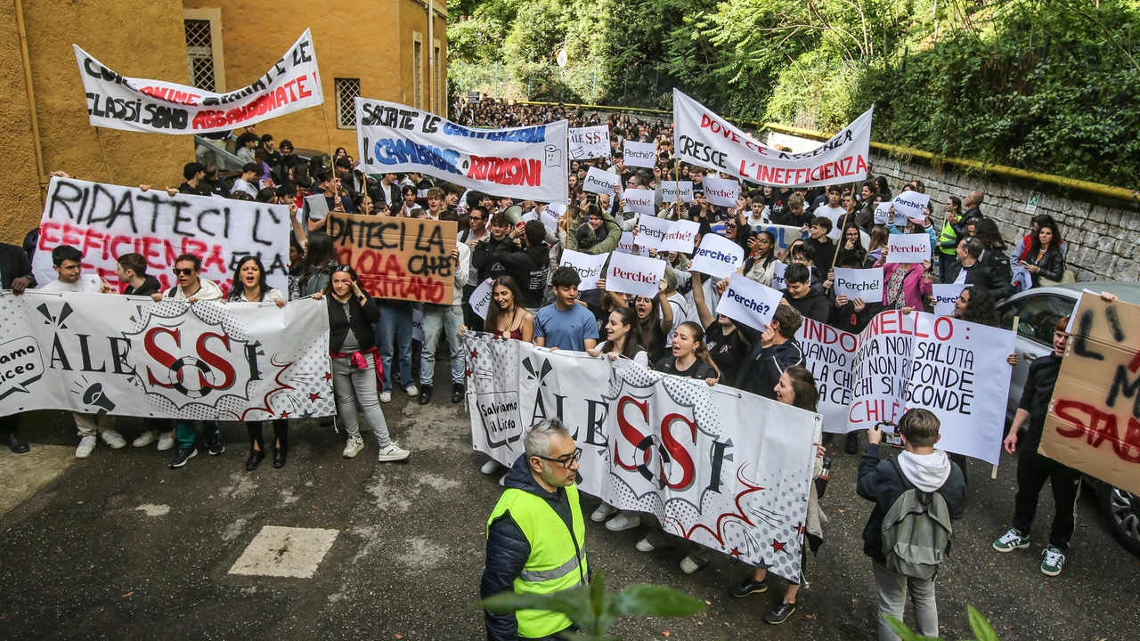 L’ultima manifestazione dell’Alessi sotto l’Ufficio scolastico regionale L’ultima manifestazione dell’Alessi sotto l’Ufficio scolastico regionale