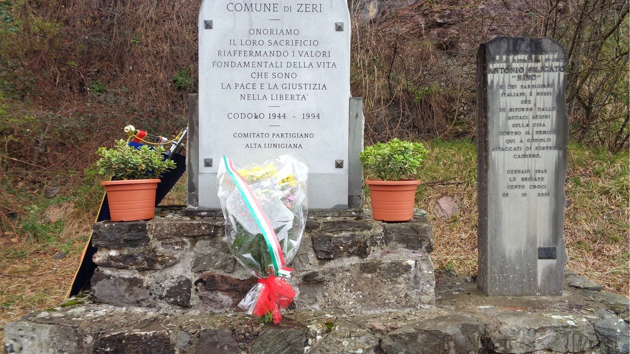La lapide che ricorda i partigiani caduti a Codolo di Zeri La lapide che ricorda i partigiani caduti a Codolo di Zeri