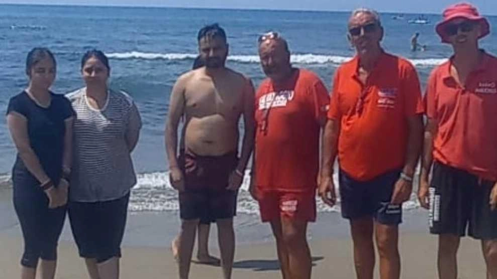 Alcune delle donne salvate insieme ai tre bagnini intervenuti in loro soccorso Alcune delle donne salvate insieme ai tre bagnini intervenuti in loro soccorso