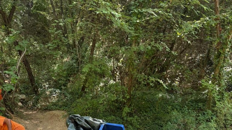 TERNI Accampamenti organizzati con tende da campeggio dismesse, batterie per auto utilizzate per l’alimentazione, sedie e tavolacci: è la... TERNI Accampamenti organizzati con tende da campeggio dismesse, batterie per auto utilizzate per l’alimentazione, sedie e tavolacci: è la...