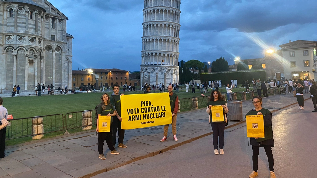 L'iniziativa di Greenpeace in Piazza dei Miracoli L'iniziativa di Greenpeace in Piazza dei Miracoli