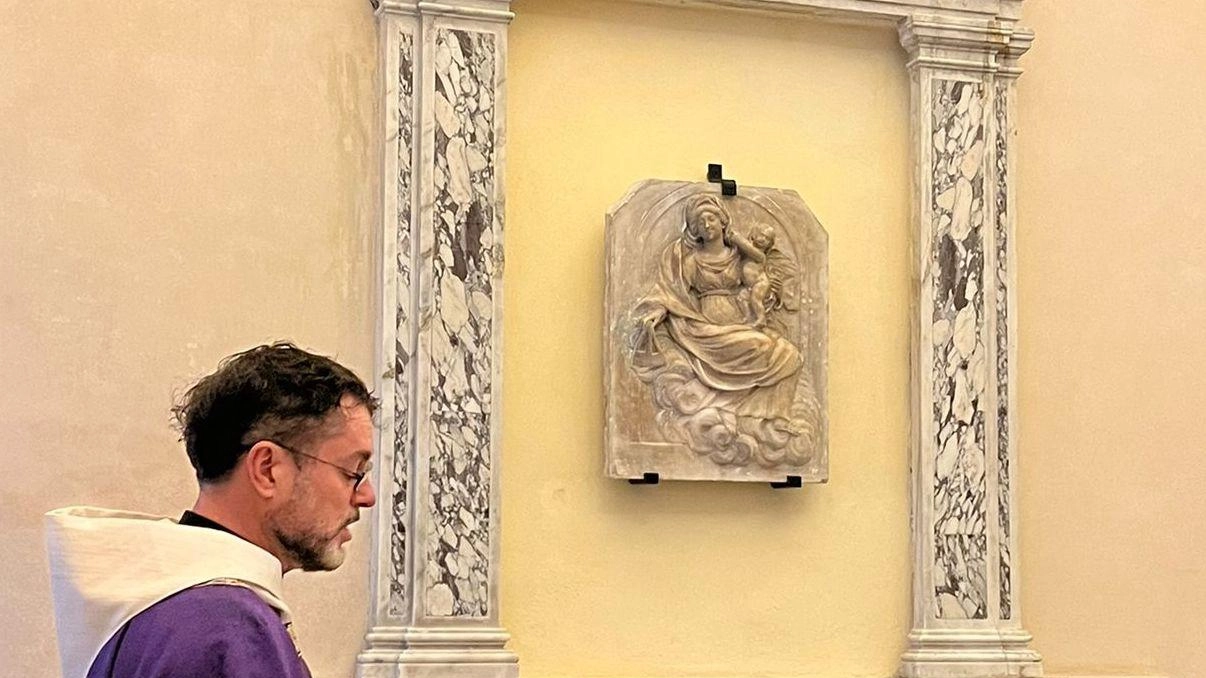 Don Piero Albanesi davanti all’opera risalente al 1600 donata da privati cittadini Don Piero Albanesi davanti all’opera risalente al 1600 donata da privati cittadini