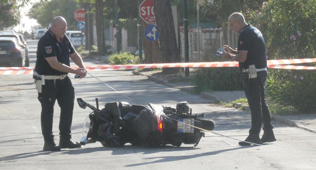 In scooter contro un pino. Bagnino muore a 52 anni. Fatali le radici sporgenti