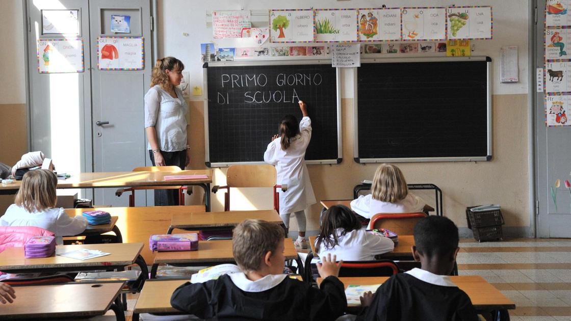 banchi sedie armadi la scuola si fa bella