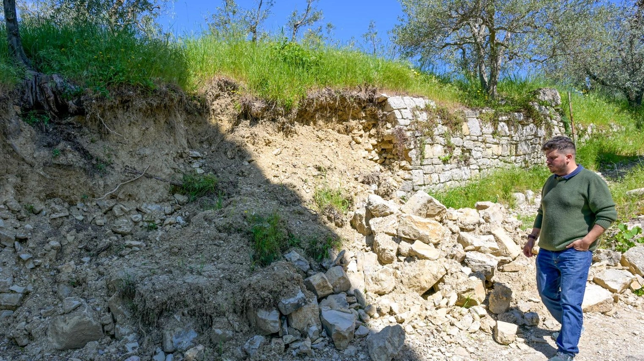 Nella foto la frana di Via di Vicchio e Paterno, una delle strade sulla quale i residenti lamentano una scarsa manutenzione