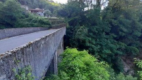Demolizione e ricostruzione dell’opera che conduce alla frazione pontremolese. Predisposta una viablità alternativa sulla vecchia strada da Cavezzana Gordana. Demolizione e ricostruzione dell’opera che conduce alla frazione pontremolese. Predisposta una viablità alternativa sulla vecchia strada da Cavezzana Gordana.