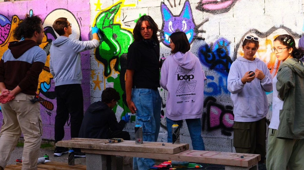 I ragazzi impegnati nelle attività del progetto «Linee educative urbane», finalizzato a contrastare l’abbandono scolastico I ragazzi impegnati nelle attività del progetto «Linee educative urbane», finalizzato a contrastare l’abbandono scolastico