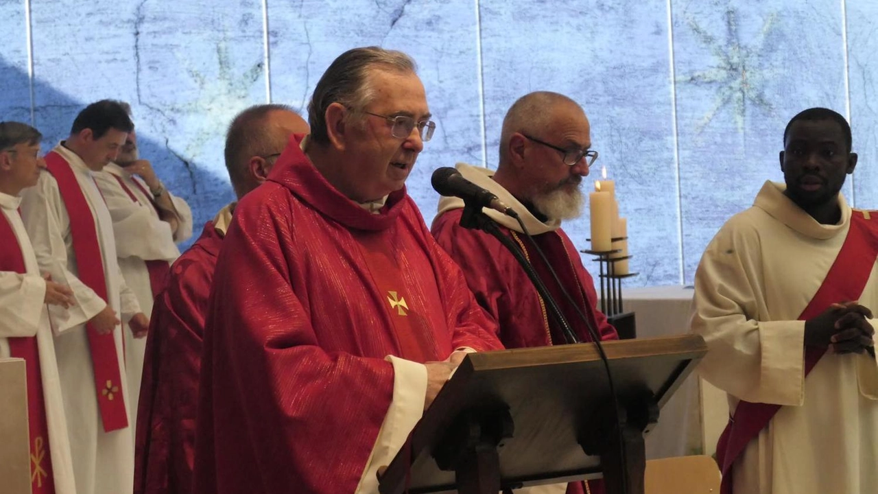 Don Marcello Brunini durante la celebrazione della Messa, nella parrocchia del Varignano, per i suoi cinquant’anni di sacerdozio Don Marcello Brunini durante la celebrazione della Messa, nella parrocchia del Varignano, per i suoi cinquant’anni di sacerdozio
