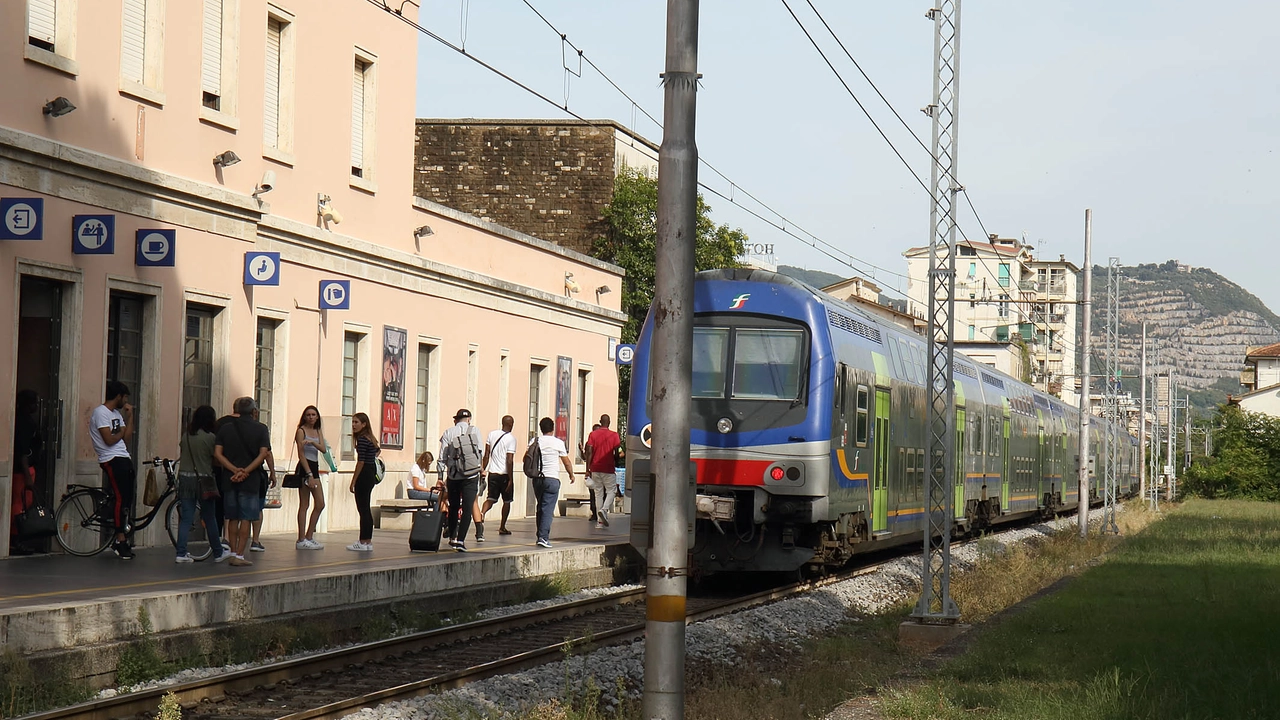 Grazie al raddoppio del tratto ferroviario Pistoia-Montecatini saranno trentotto i treni che dal 15 settembre nei giorni feriali e il sabato collegheranno Montecatini con Firenze Grazie al raddoppio del tratto ferroviario Pistoia-Montecatini saranno trentotto i treni che dal 15 settembre nei giorni feriali e il sabato collegheranno Montecatini con Firenze