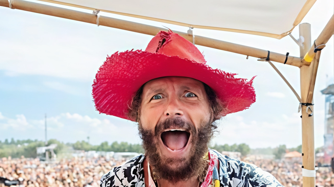 Jovanotti durante uno dei suoi concerti-evento nelle spiagge d’Italia Jovanotti durante uno dei suoi concerti-evento nelle spiagge d’Italia