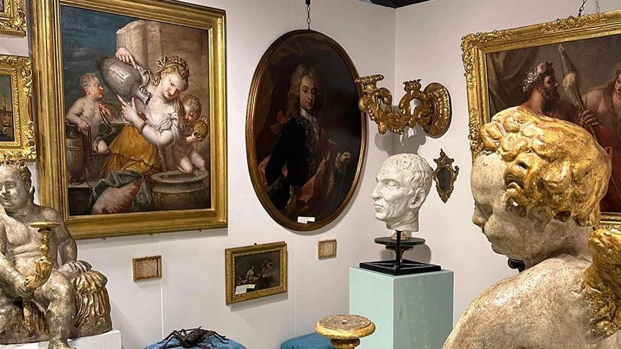 La mostra nazionale dell’antiquariato alla Fortezza Firmafede offrirà ache quest’anno l’occasione di ammirare oggetti rari e pregiati (foto di archivio) La mostra nazionale dell’antiquariato alla Fortezza Firmafede offrirà ache quest’anno l’occasione di ammirare oggetti rari e pregiati (foto di archivio)