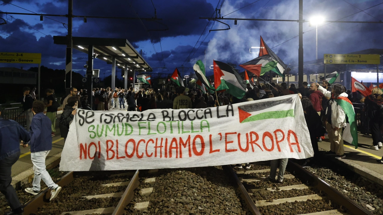 Alcune centinaia di manifestanti pro Palestina bloccano la circolazione dei treni sulla direttrice Pisa-Lucca (Foto Mattia Del Punta)