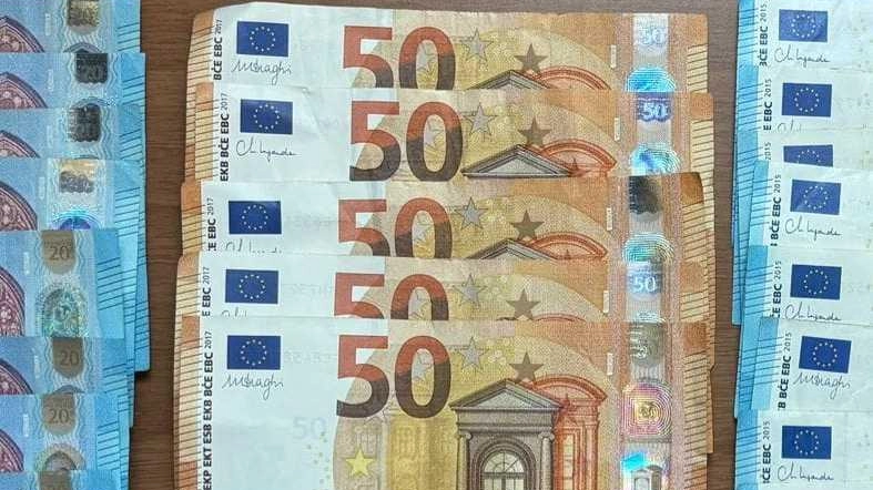 La droga e i soldi sequestrati dalla Polizia La droga e i soldi sequestrati dalla Polizia