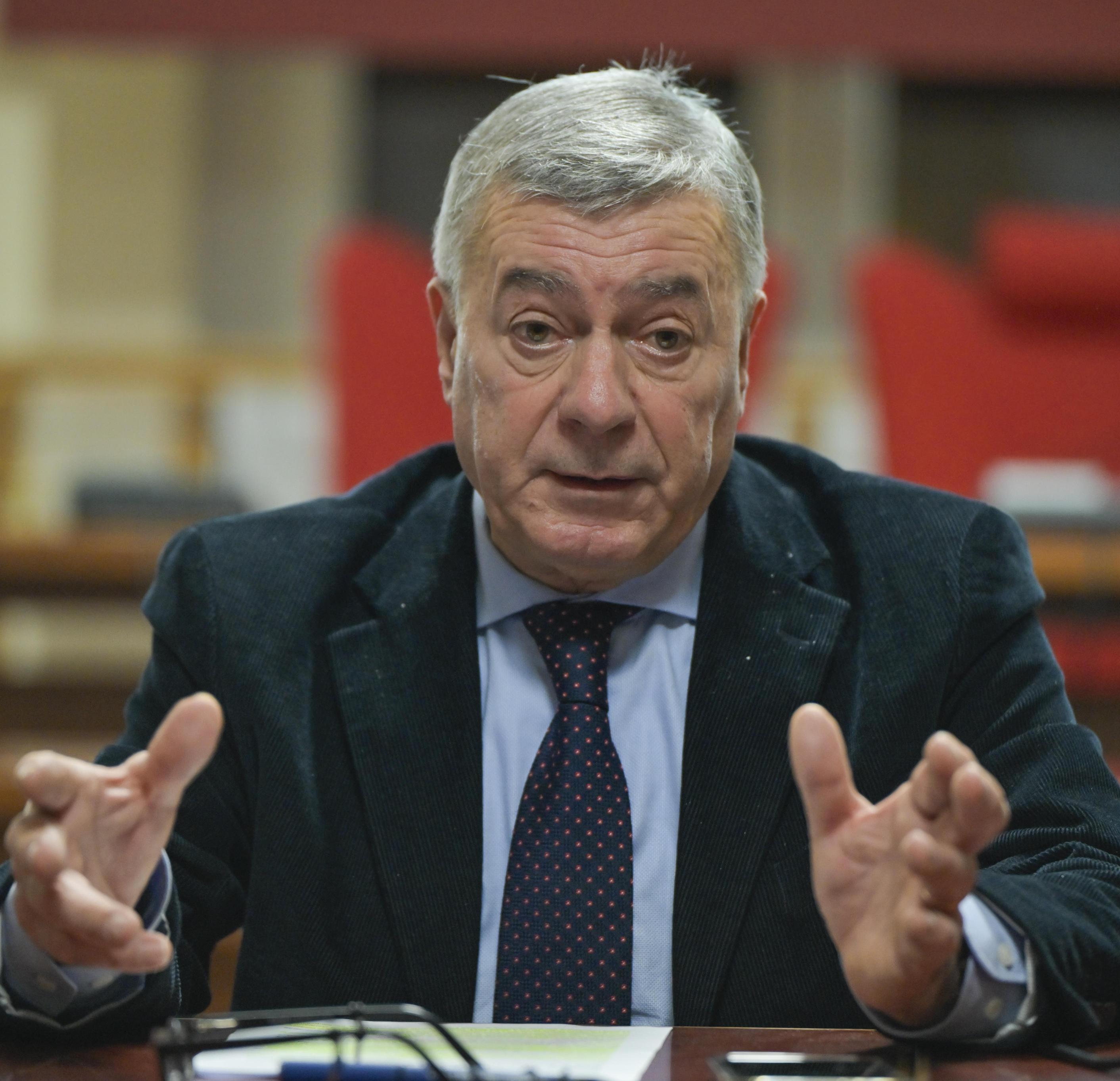 https://www.lanazione.it/image-service/view/acePublic/alias/contentid/ODdjOTc2MjItMGI2MS00/0/regole-e-lavori-in-consiglio-e-polemica.jpeg
