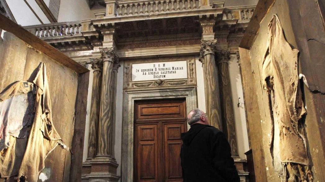 I due mantelli di Berlinde de Bruyckere esposti all’interno della Santissima Annunziata