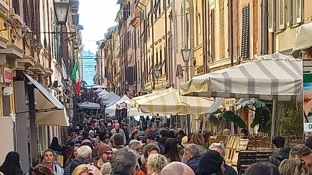 La fiera di San Biagio a Pietrasanta si arricchisce con l'esposizione esterna dei prodotti delle attività di via Mazzini. Nuove regole e iniziative per migliorare l'organizzazione e la partecipazione. La fiera di San Biagio a Pietrasanta si arricchisce con l'esposizione esterna dei prodotti delle attività di via Mazzini. Nuove regole e iniziative per migliorare l'organizzazione e la partecipazione.