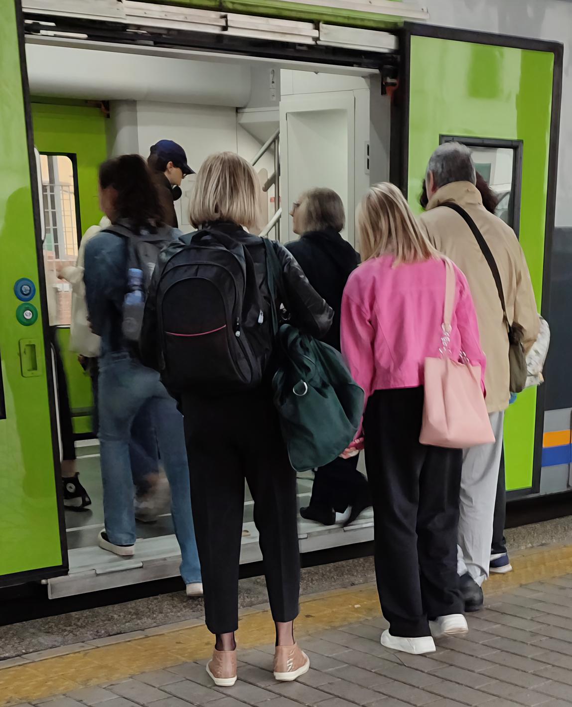 Treni sulla linea lenta, tanti disagi. Trenta sindaci scrivono al ministro Treni sulla linea lenta, tanti disagi. Trenta sindaci scrivono al ministro