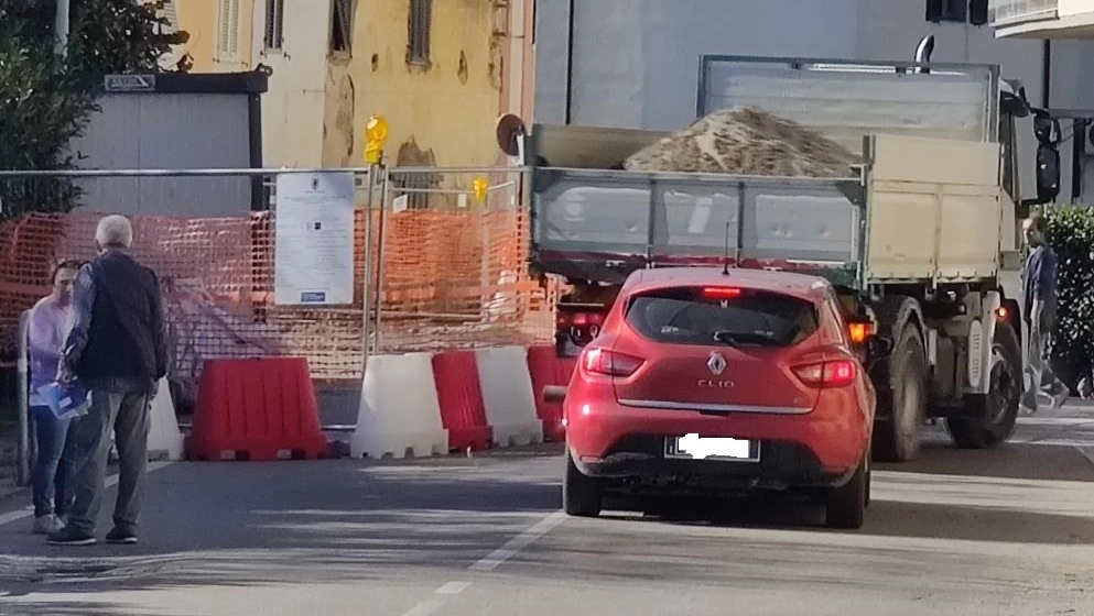 Il ponte chiuso e un camion che sta per svoltare nella via San Quirico, la via alternativa per raggiungere Pistoia Il ponte chiuso e un camion che sta per svoltare nella via San Quirico, la via alternativa per raggiungere Pistoia
