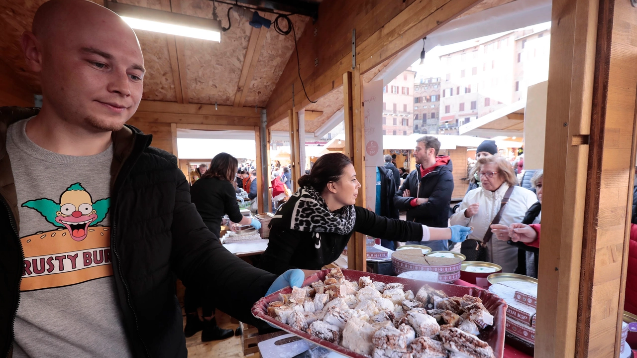 Siena, il Mercato nel Campo. In piazza 130 casette: cibo e artigianato, tre giorni di eventi