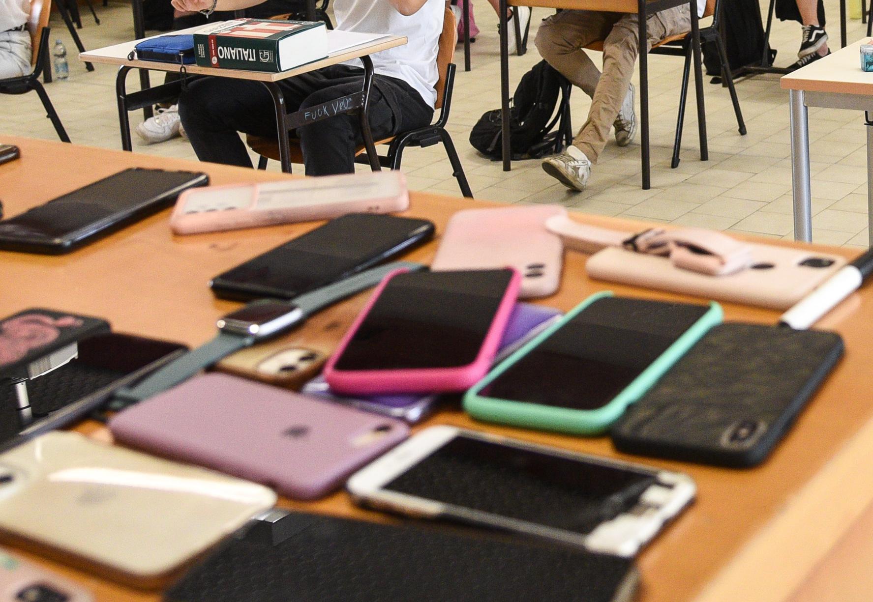 Con il cellulare alla maturità. Studentessa esclusa dal dirigente. Il Tar la riammette alla prova Con il cellulare alla maturità. Studentessa esclusa dal dirigente. Il Tar la riammette alla prova