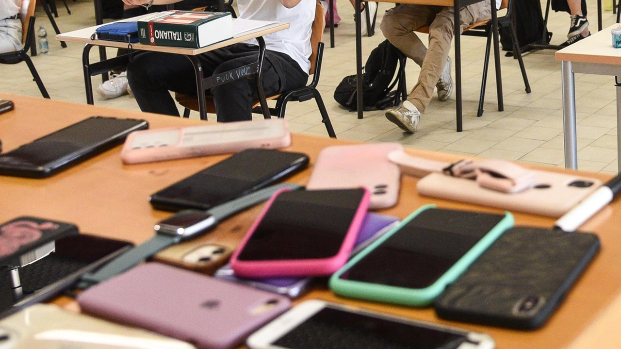 L’episodio in un istituto superiore di Terni. Il giudice ha accolto il suo ricorso . Sospeso il provvedimento della scuola, il 22 luglio l’udienza nel merito. L’episodio in un istituto superiore di Terni. Il giudice ha accolto il suo ricorso . Sospeso il provvedimento della scuola, il 22 luglio l’udienza nel merito.