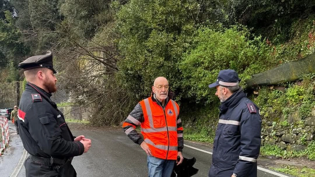 Il sindaco, Paolo Michelini, durante il sopralluogo con le forze dell’ordine sulla provinciale 18 fra Ponte a Serraglio a Fornoli Il sindaco, Paolo Michelini, durante il sopralluogo con le forze dell’ordine sulla provinciale 18 fra Ponte a Serraglio a Fornoli