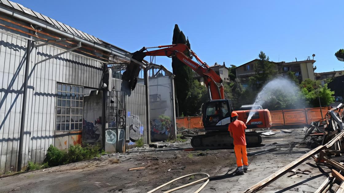 https://www.lanazione.it/image-service/view/acePublic/alias/contentid/ODdlNWYxZmEtODI4Ni00/0/metrobus-in-via-settevalli-iniziata-la-demolizione-del-vecchio-mercato.jpeg?f=16:9&w=1200&h=630
