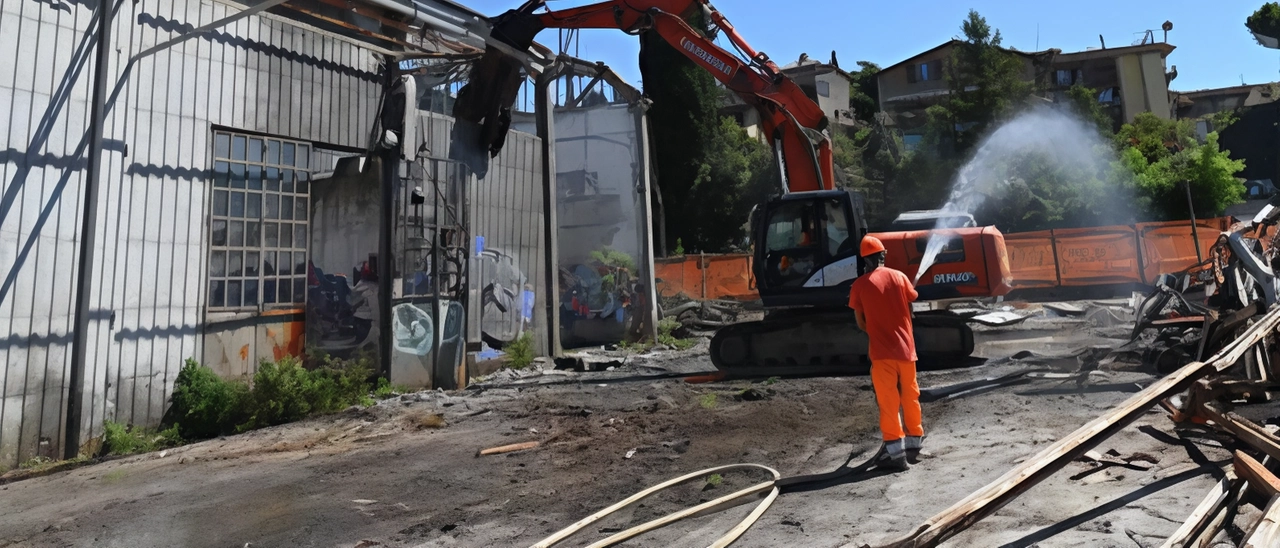Metrobus in via Settevalli. Iniziata la demolizione del vecchio mercato