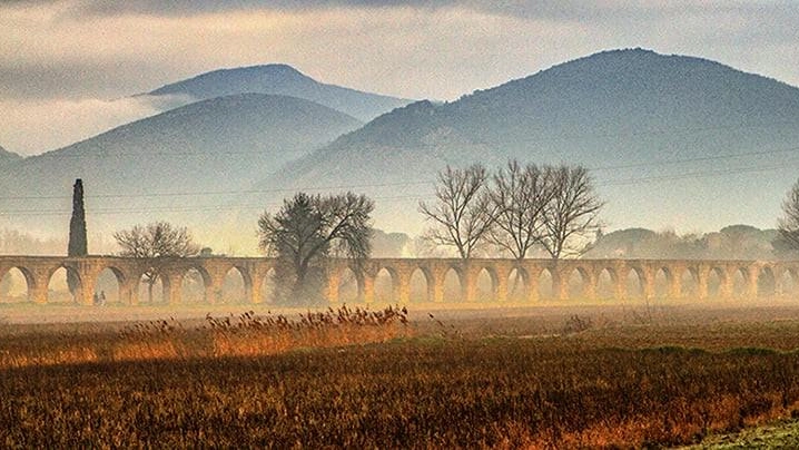 Una suggestiva foto dell’acquedotto mediceo nel tratto della piana di Asciano Una suggestiva foto dell’acquedotto mediceo nel tratto della piana di Asciano