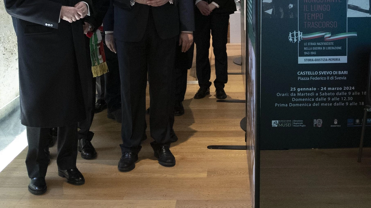 Il presidente Mattarella e il procuratore militare De Paolis alla mostra sulle stragi