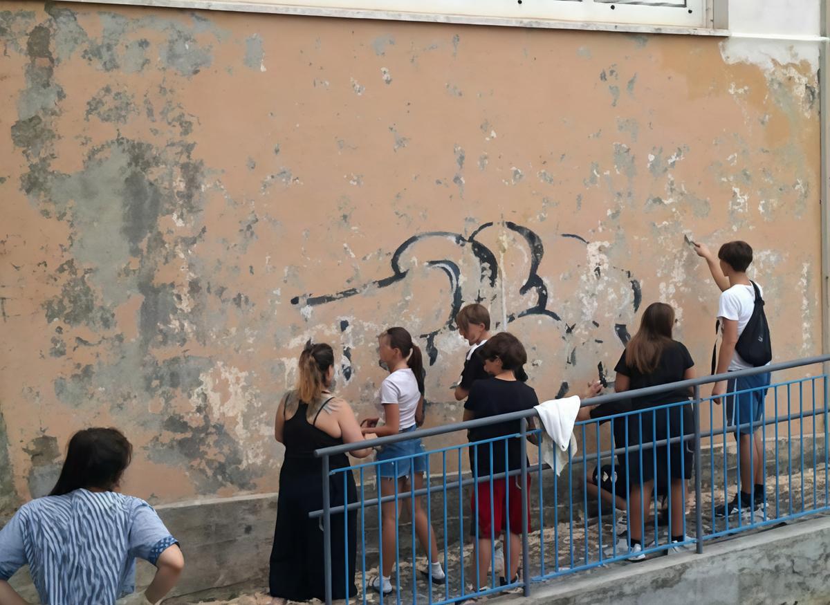 La Consulta dei giovani sistema la scuola “Galilei“ sporcata dai vandali La Consulta dei giovani sistema la scuola “Galilei“ sporcata dai vandali