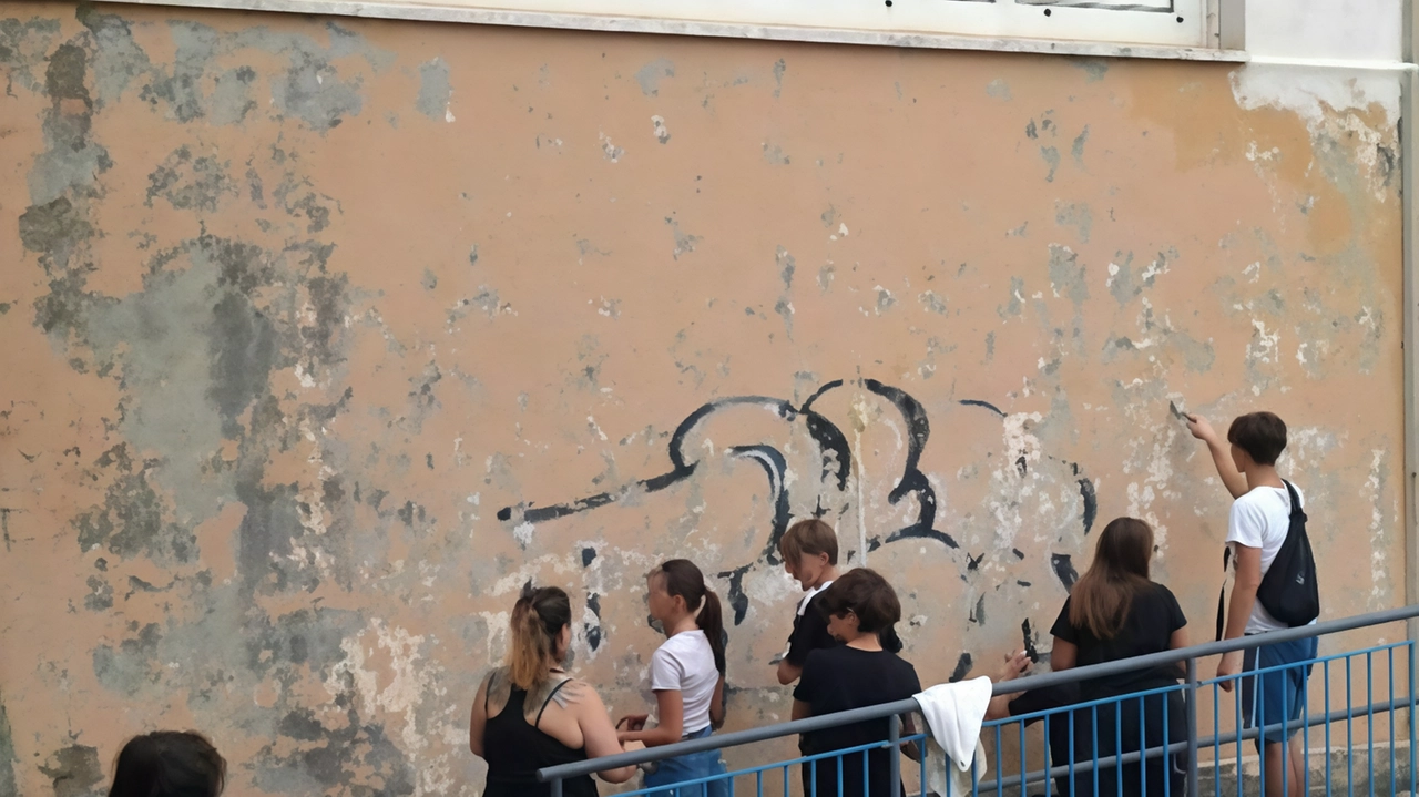 I giovani. di Vinci al lavoro per ripulire e poi tinteggiare i muri esterni della scuola “Galilei“ che erano stati imbrattati