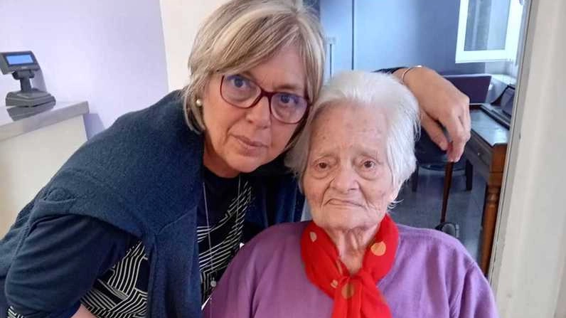 Lorella assieme alla madre 89enne ricoverata in una Rsa a Impruneta Lorella assieme alla madre 89enne ricoverata in una Rsa a Impruneta