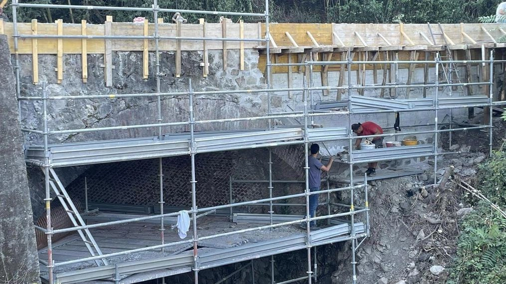 Gli operai al lavoro sul ponte che sta per tornare nuovamente a essere percorribile dalla cittadinanza dopo uno stop forzato Gli operai al lavoro sul ponte che sta per tornare nuovamente a essere percorribile dalla cittadinanza dopo uno stop forzato