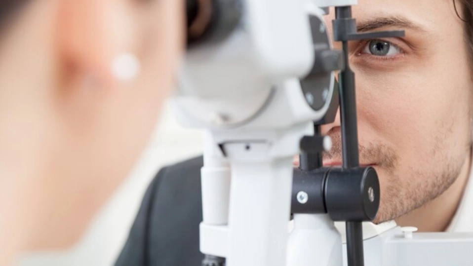 Visita oculistica (foto Ansa)