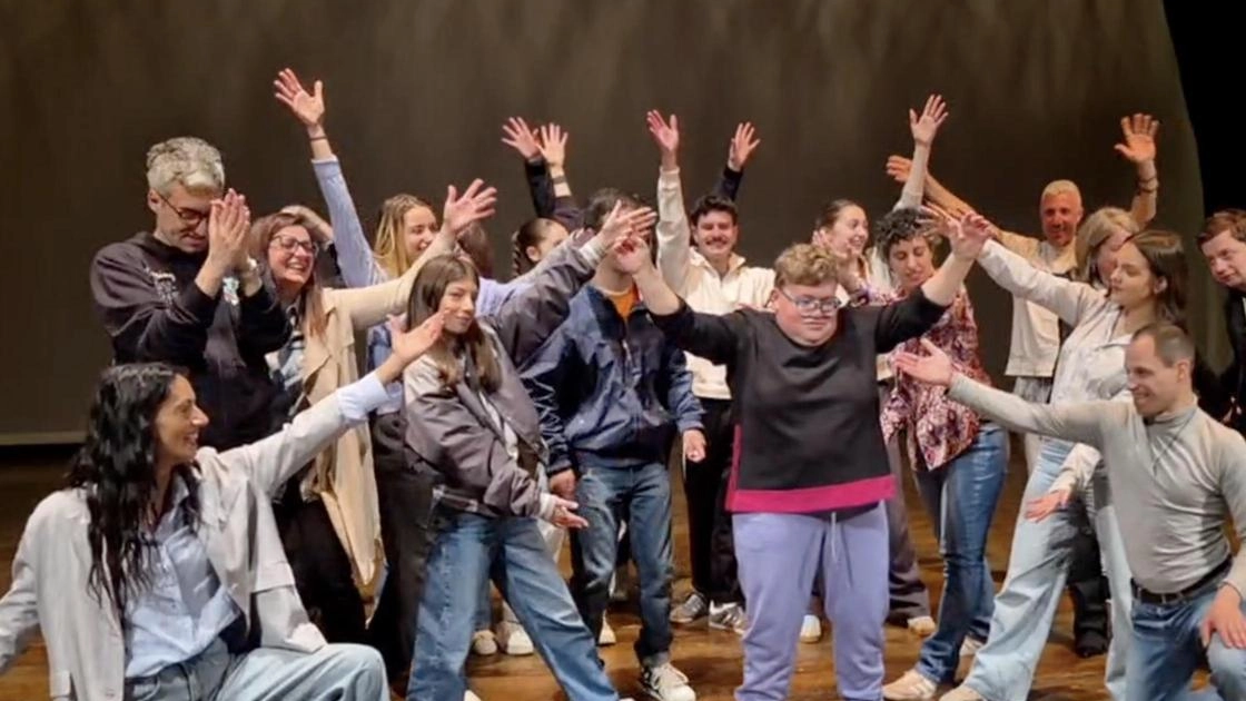 Tra gli attori e i danzatori che il 3 maggio presenteranno il nuovo spettacolo ci sono anche alcuni “ragazzi speciali“ Tra gli attori e i danzatori che il 3 maggio presenteranno il nuovo spettacolo ci sono anche alcuni “ragazzi speciali“