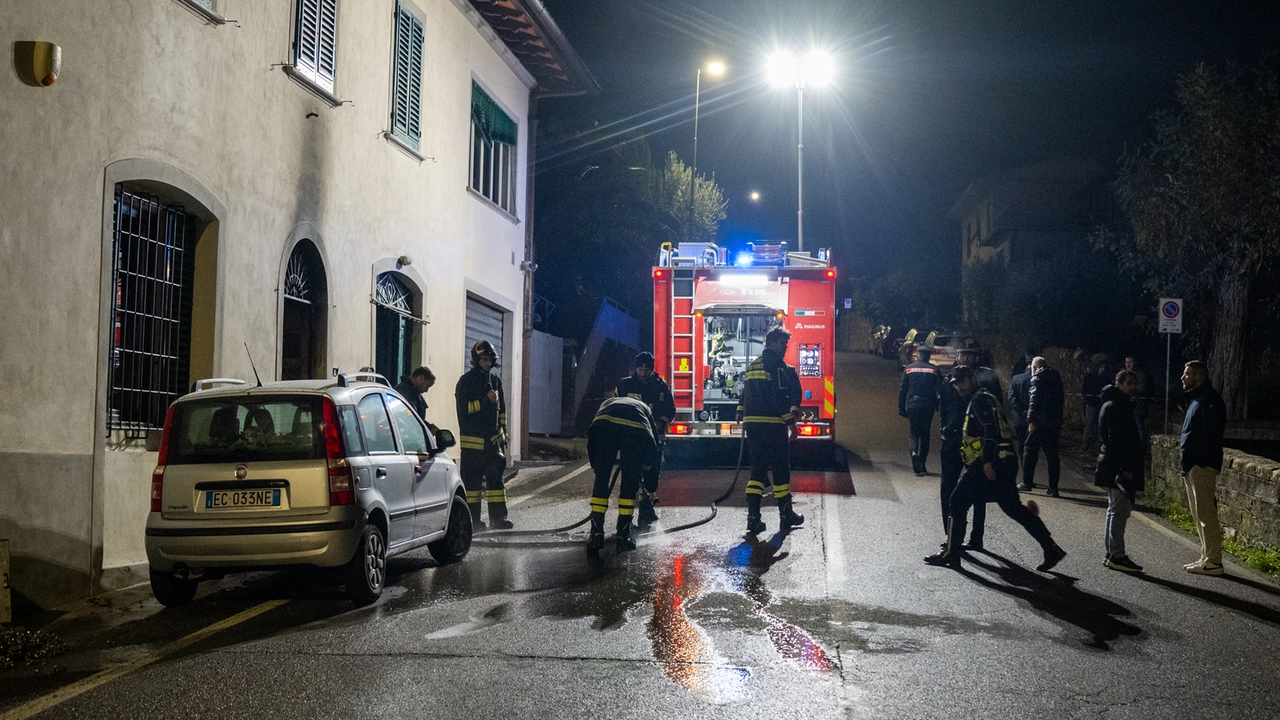 L'esterno dell'abitazione e i vigili del fuoco (Fotocronache Germogli) L'esterno dell'abitazione e i vigili del fuoco (Fotocronache Germogli)