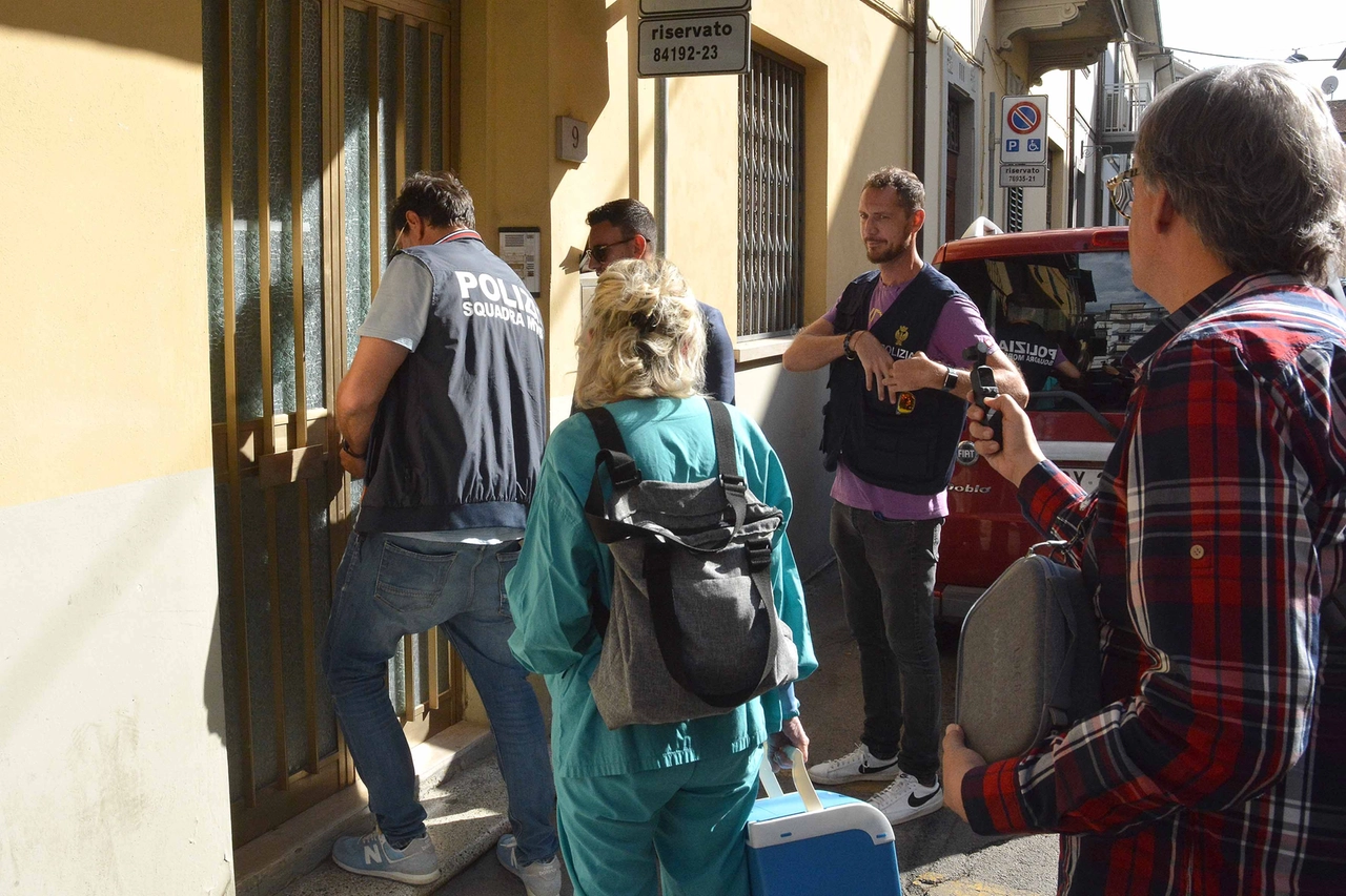 Gli investigatori entrano per un nuovo sopralluogo nella casa dove è stata trovata morta l'anziana