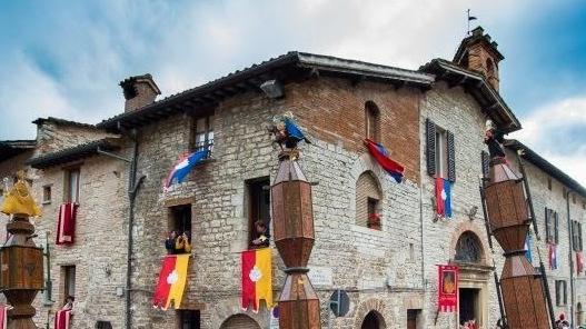 https://www.lanazione.it/image-service/view/acePublic/alias/contentid/ODg1NDUzODAtN2M1Mi00/0/cosi-gubbio-aspetta-i-ceri-si-prepara-la-discesa-tra-telecamere-e-sicurezza.jpeg?f=16:9&w=1200&h=630