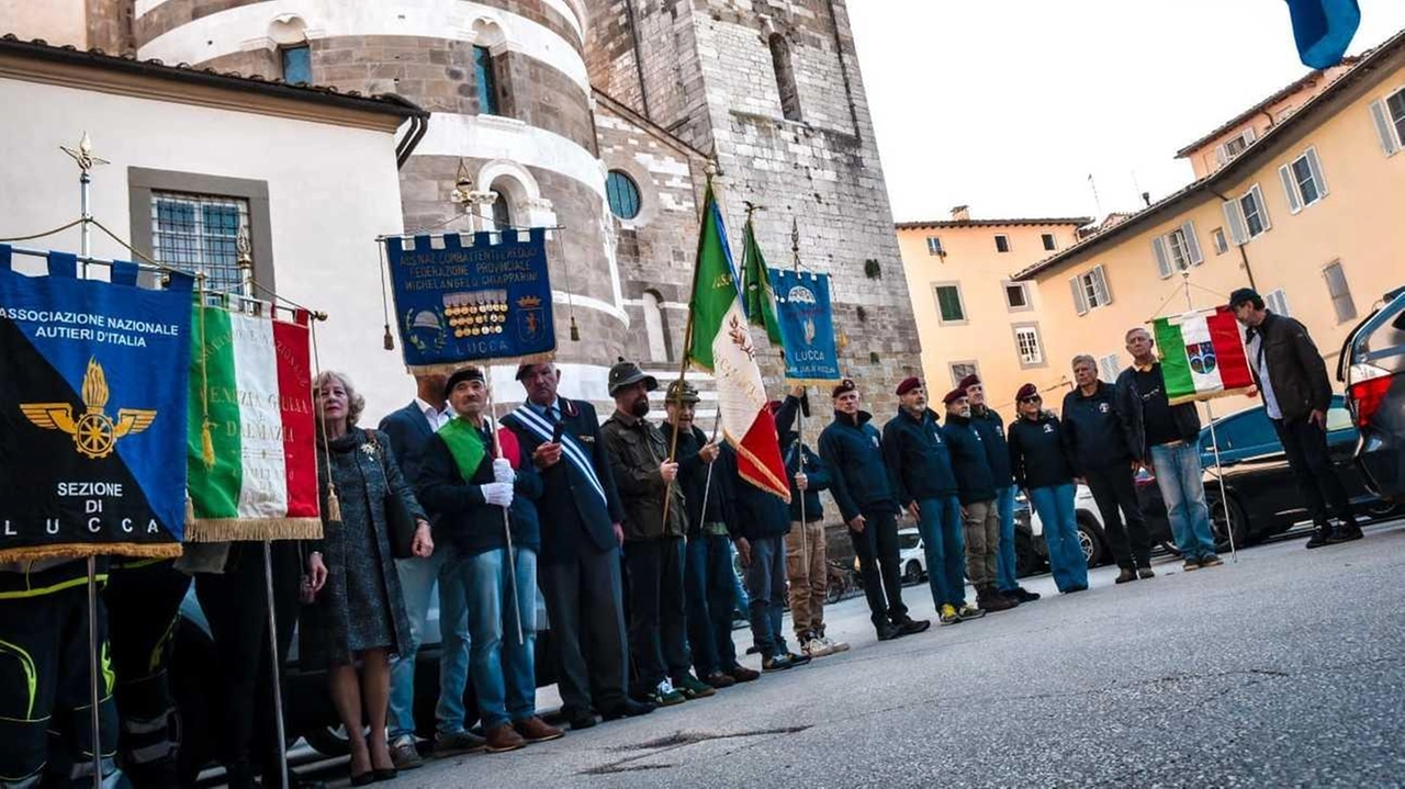 Si è svolta sabato in piazza del Collegio, davanti alla targa che ricorda il centro di raccolta profughi degli... Si è svolta sabato in piazza del Collegio, davanti alla targa che ricorda il centro di raccolta profughi degli...