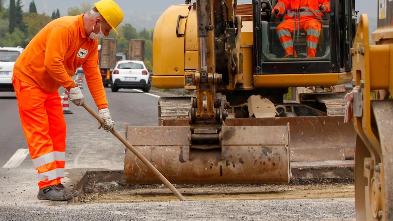 Operai la lavoro da lunedì all’interno della frazione di Viciomaggio per la realizzazione di una rotonda Operai la lavoro da lunedì all’interno della frazione di Viciomaggio per la realizzazione di una rotonda