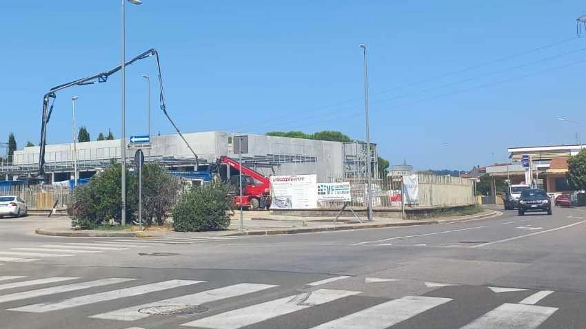 Grossi chiede all’amministrazione di vigilare sui tempi. Ghiribelli: "Finiranno prima dell’apertura della scuola" Grossi chiede all’amministrazione di vigilare sui tempi. Ghiribelli: "Finiranno prima dell’apertura della scuola"