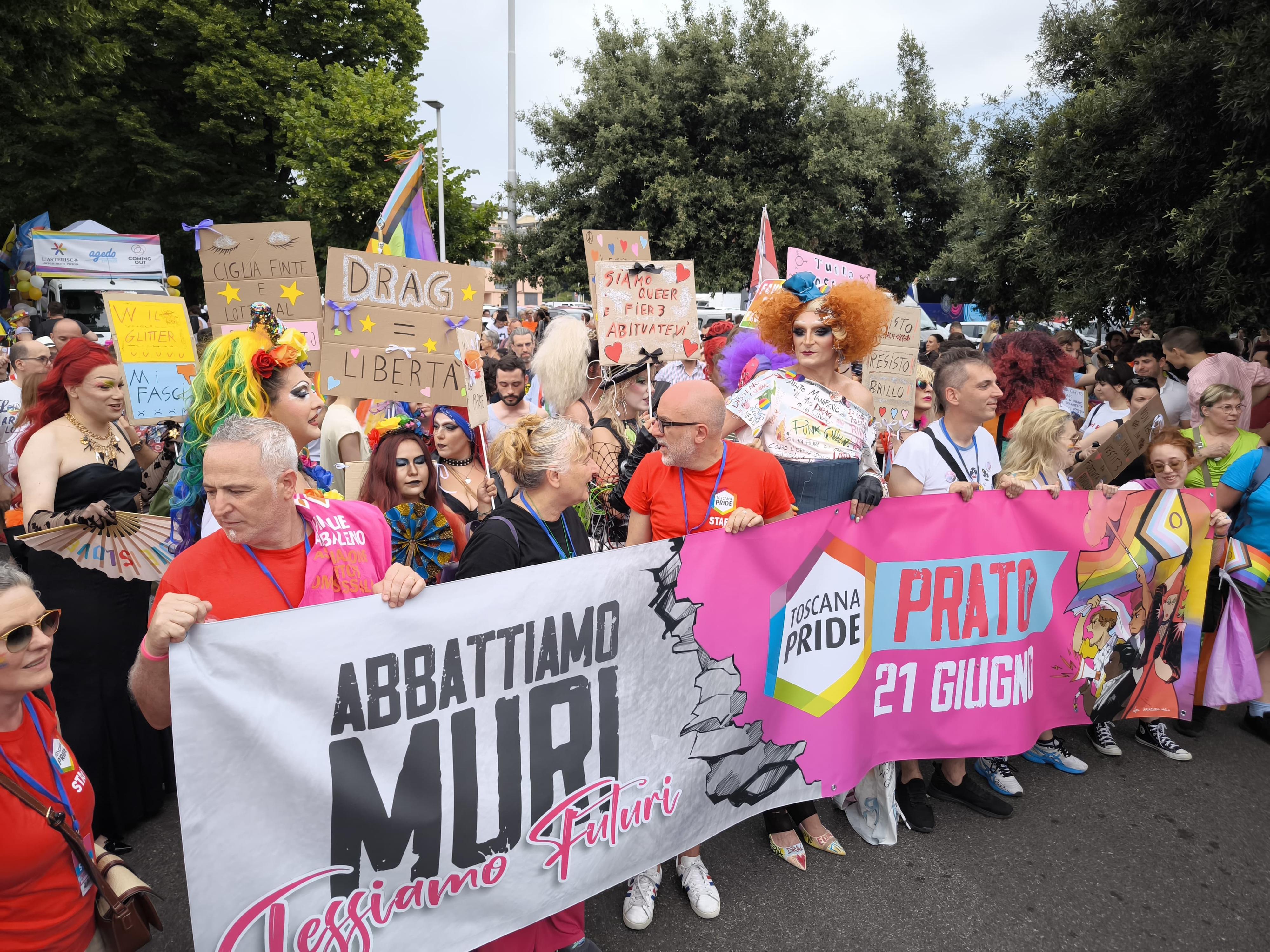 musica colori e libert224 toscana pride abbattiamo i muri tessiamo futuri